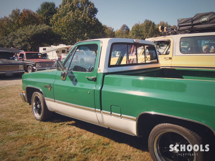 Green-white two-tone square body